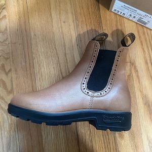 Blundstone womens 6.5 elastic sided boot never worn in box
